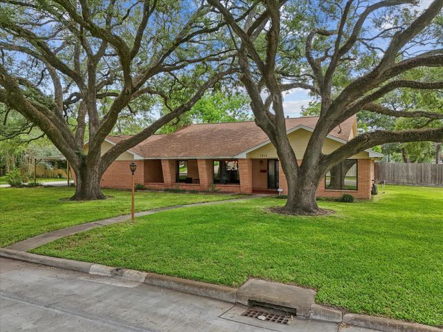 1613 S Hood Street, Alvin, TX 77511