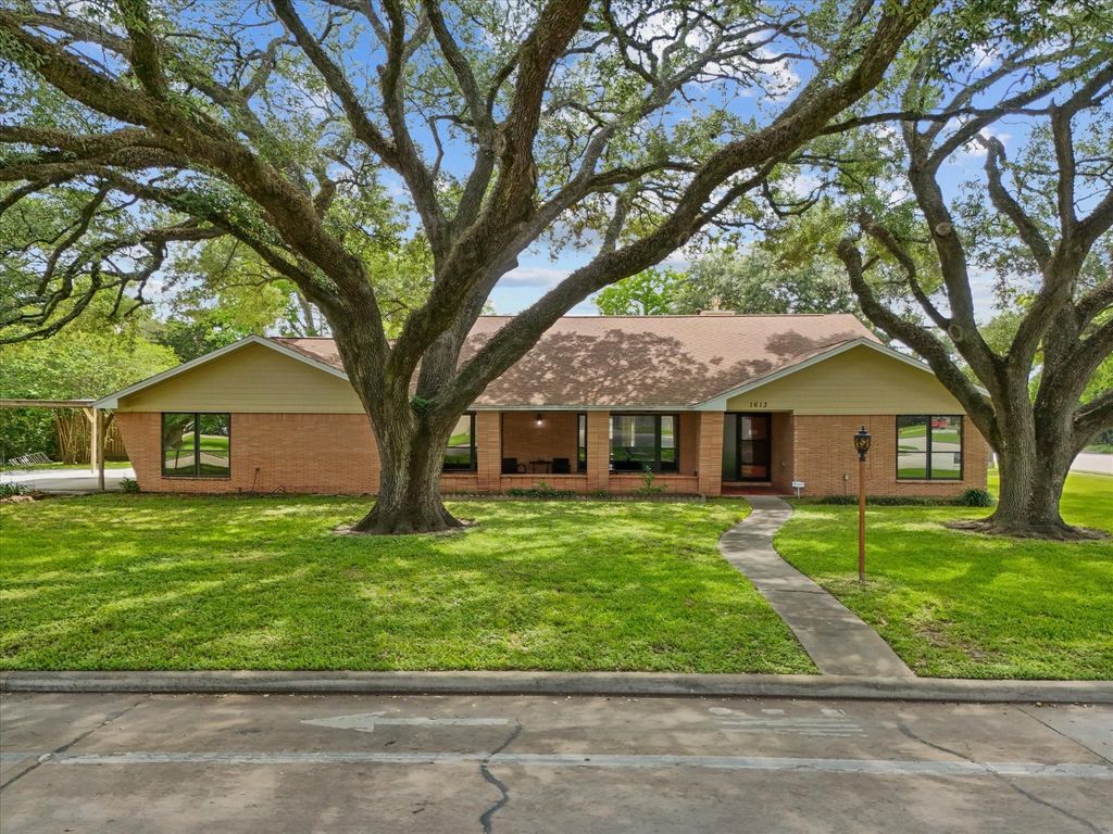 1613 S Hood Street, Alvin, TX 77511