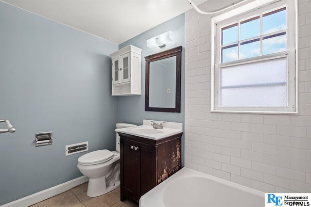 5806 corby Street, Omaha, NE 68104