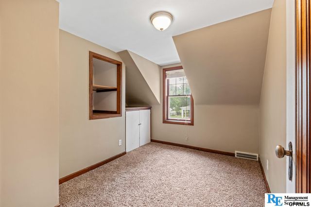 5806 corby Street, Omaha, NE 68104