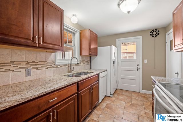 5806 corby Street, Omaha, NE 68104