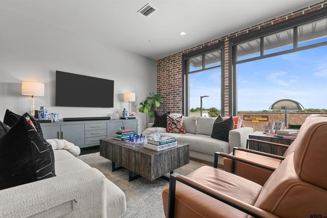 2981 Crest Ridge Dr. Unit 10, Tyler, TX 75703