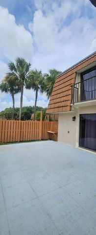 141 Heritage Way SE, West Palm Beach, FL 33407