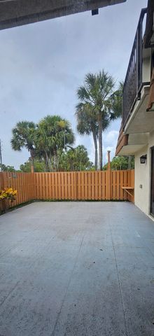 141 Heritage Way SE, West Palm Beach, FL 33407