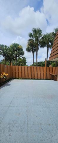 141 Heritage Way SE, West Palm Beach, FL 33407