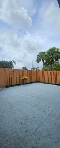 141 Heritage Way SE, West Palm Beach, FL 33407