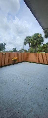 141 Heritage Way SE, West Palm Beach, FL 33407