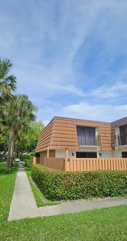 141 Heritage Way SE, West Palm Beach, FL 33407