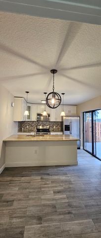 141 Heritage Way SE, West Palm Beach, FL 33407