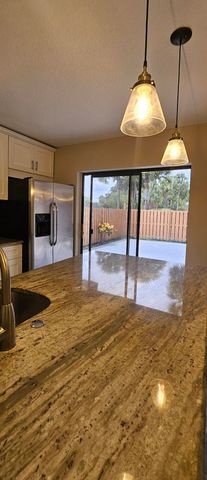 141 Heritage Way SE, West Palm Beach, FL 33407
