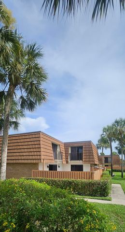 141 Heritage Way SE, West Palm Beach, FL 33407