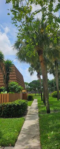 141 Heritage Way SE, West Palm Beach, FL 33407