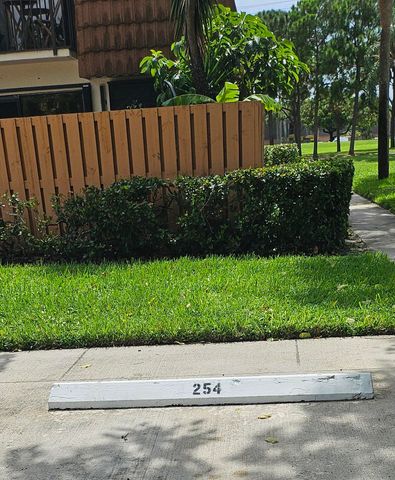 141 Heritage Way SE, West Palm Beach, FL 33407