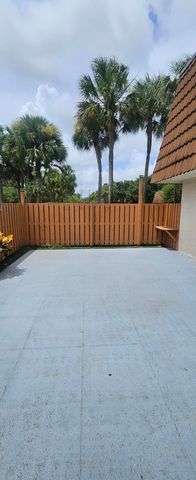 141 Heritage Way SE, West Palm Beach, FL 33407