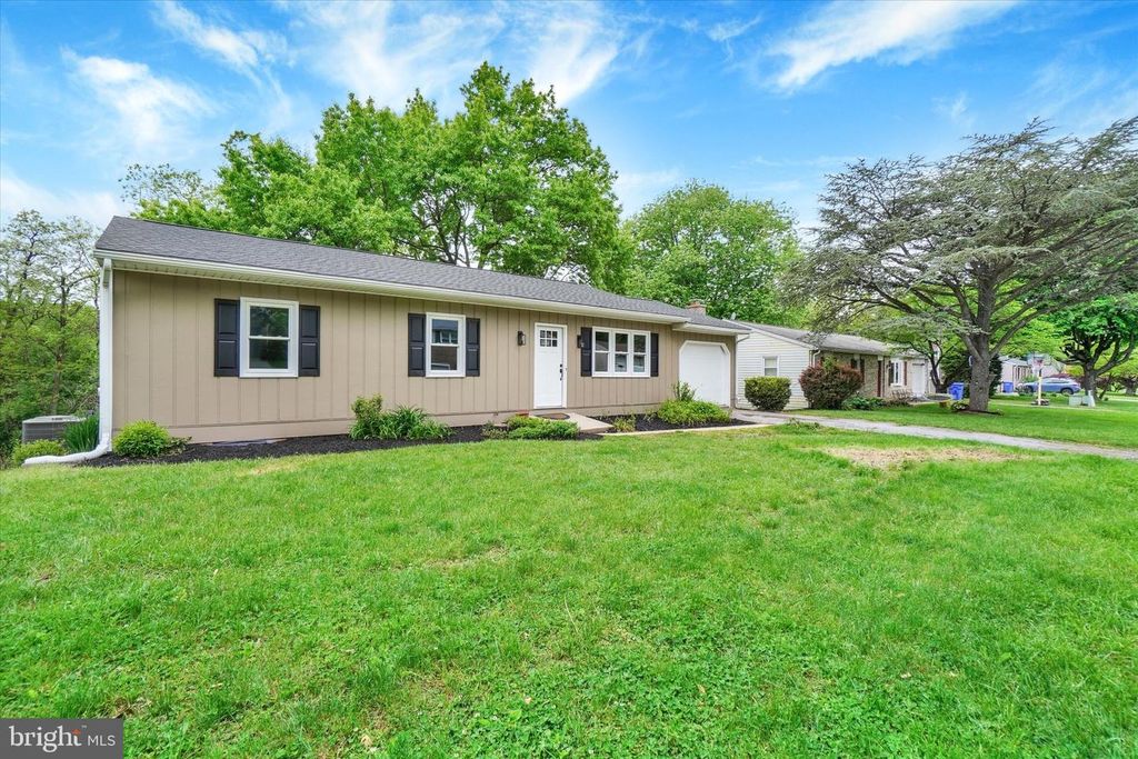 Image 1 of property listing at 521 BENYOU LN, New Cumberland, PA 17070