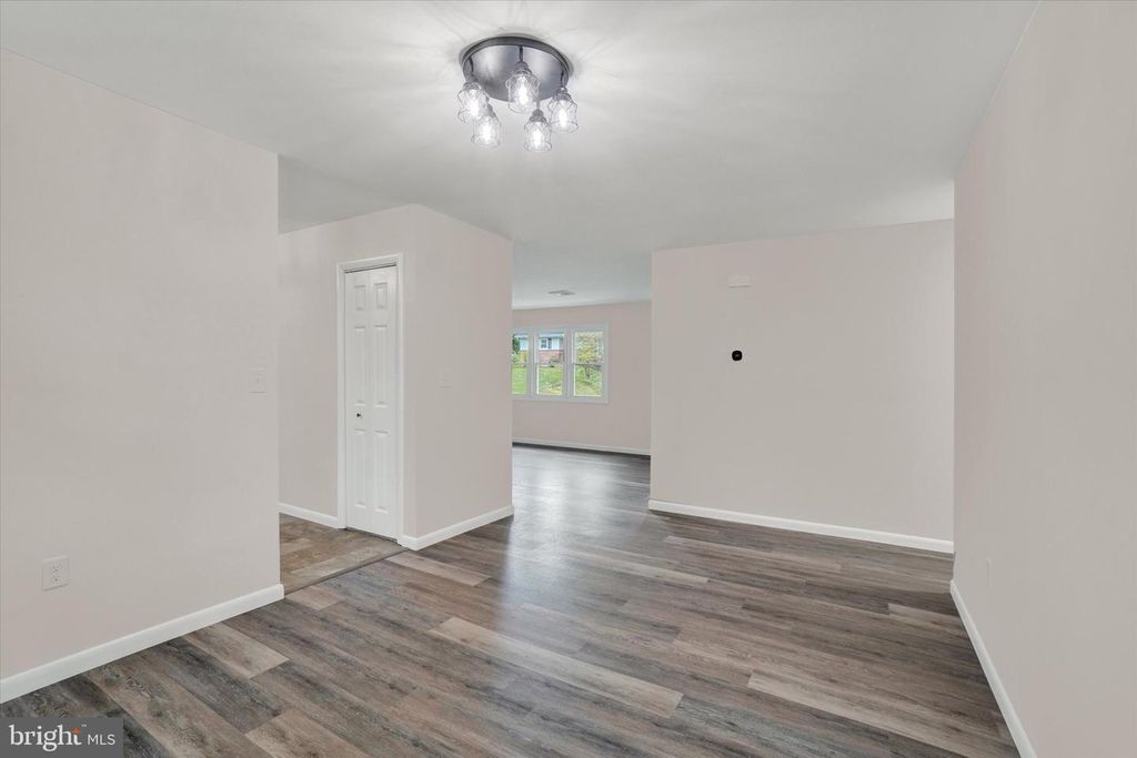 Image 10 of property listing at 521 BENYOU LN, New Cumberland, PA 17070