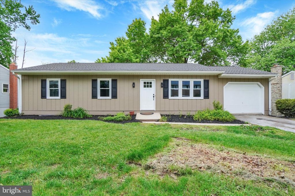 Image 2 of property listing at 521 BENYOU LN, New Cumberland, PA 17070