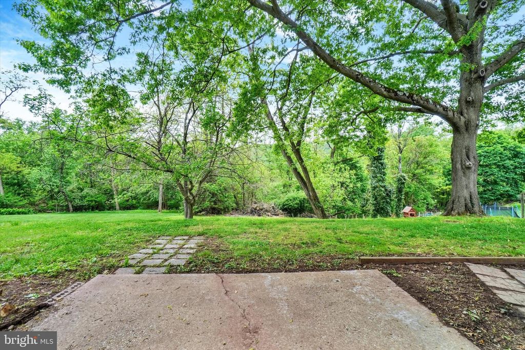 Image 20 of property listing at 521 BENYOU LN, New Cumberland, PA 17070