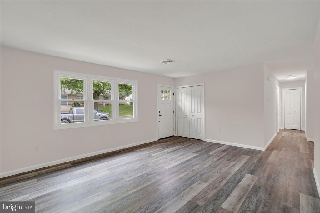 Image 3 of property listing at 521 BENYOU LN, New Cumberland, PA 17070
