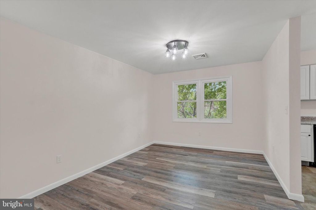 Image 9 of property listing at 521 BENYOU LN, New Cumberland, PA 17070