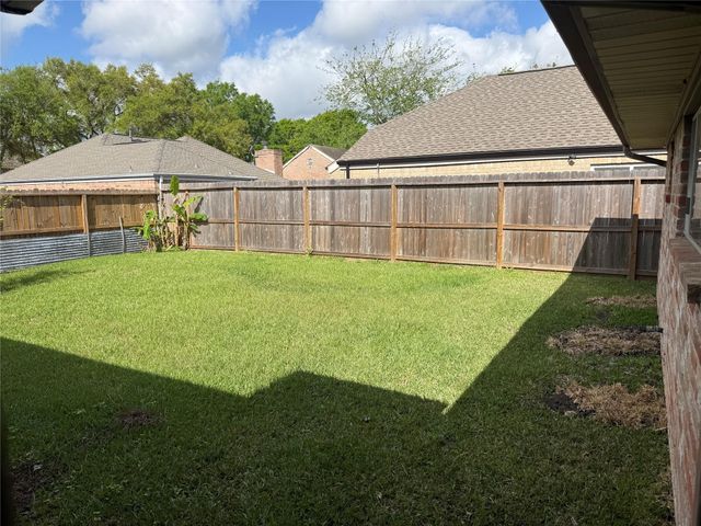 214 Kings Court, Stafford, TX 77477