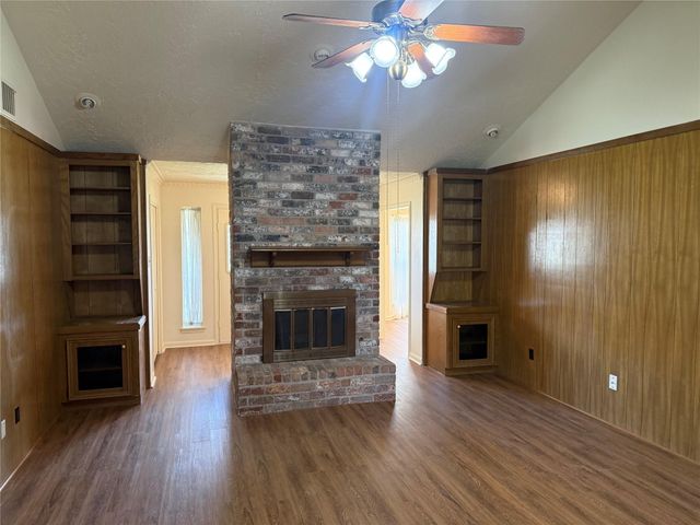 214 Kings Court, Stafford, TX 77477