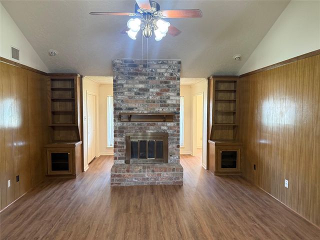 214 Kings Court, Stafford, TX 77477