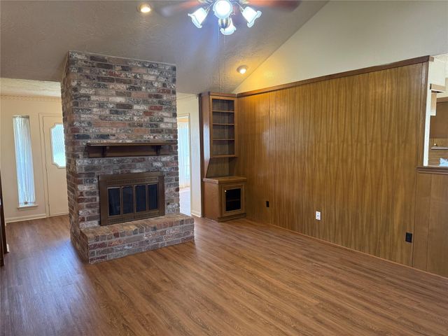 214 Kings Court, Stafford, TX 77477