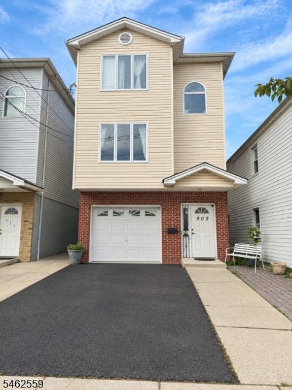 909 Bond St, Elizabeth City, NJ 07201