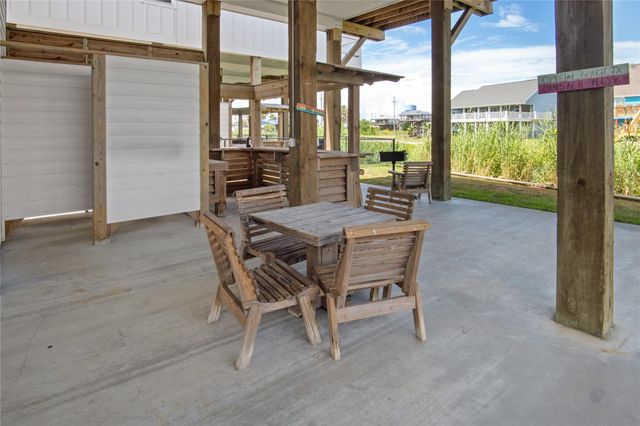 1977 Royalville Court, Crystal Beach, TX 77650