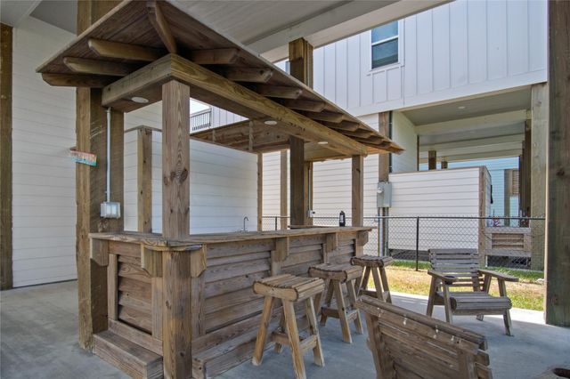 1977 Royalville Court, Crystal Beach, TX 77650