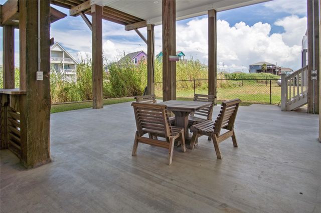 1977 Royalville Court, Crystal Beach, TX 77650