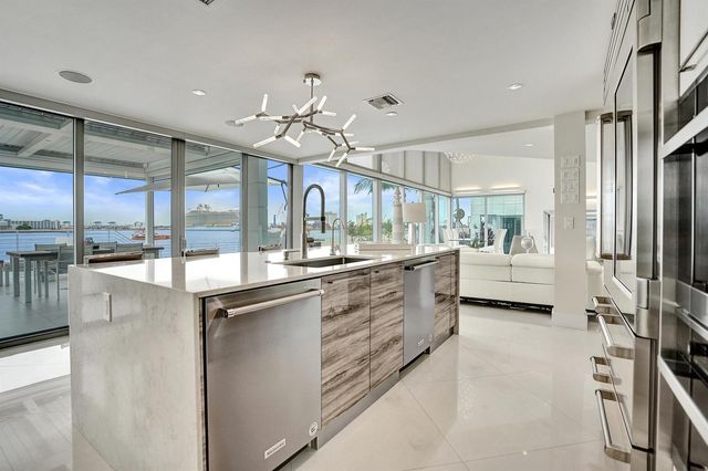 2200 SE 21ST Drive, Fort Lauderdale, FL 33316