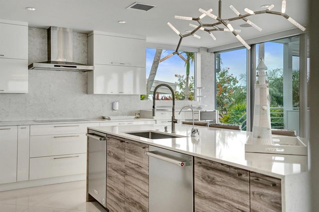 2200 SE 21ST Drive, Fort Lauderdale, FL 33316