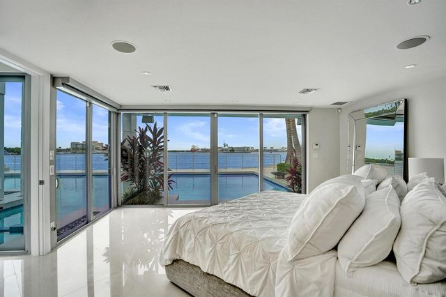 2200 SE 21ST Drive, Fort Lauderdale, FL 33316