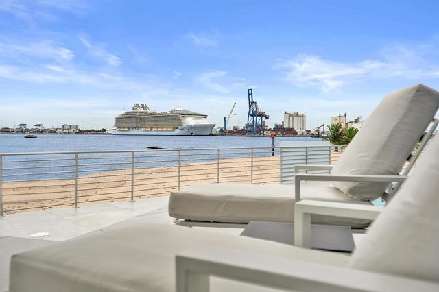2200 SE 21ST Drive, Fort Lauderdale, FL 33316
