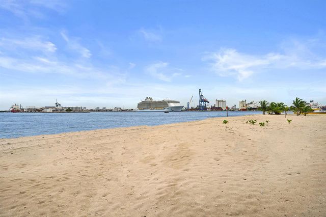 2200 SE 21ST Drive, Fort Lauderdale, FL 33316