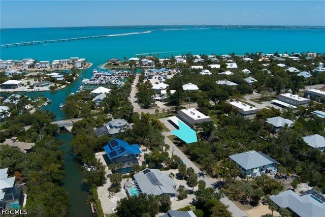 1084 S Yachtsman DR, Sanibel, FL 33957