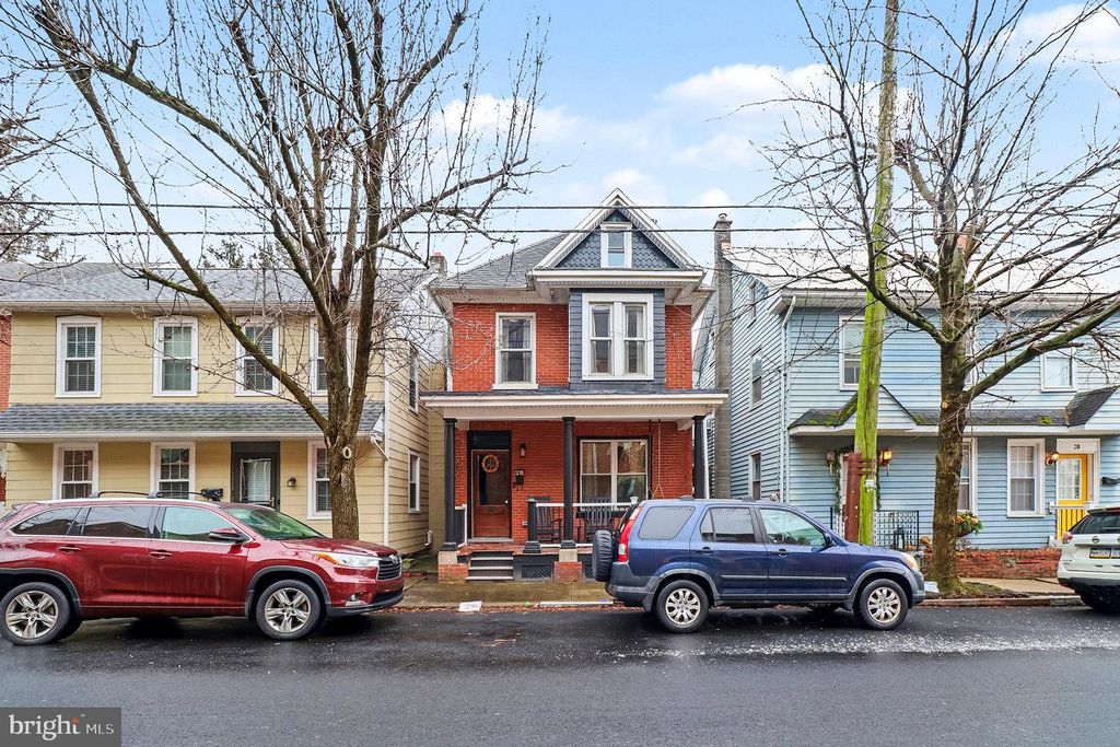 24 E ORANGE ST, Lititz, PA 17543