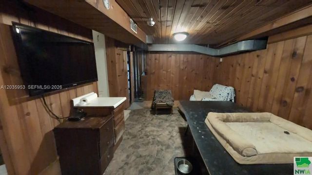 35 Hinshaw St, Arnolds Park, IA 51331