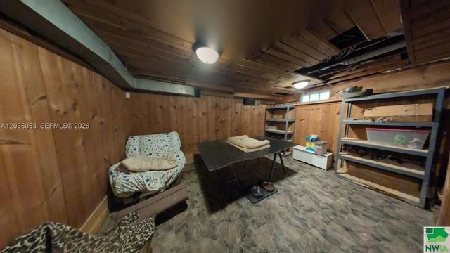35 Hinshaw St, Arnolds Park, IA 51331
