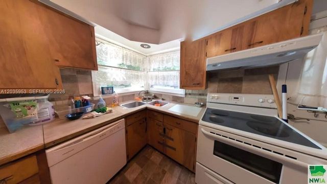 35 Hinshaw St, Arnolds Park, IA 51331