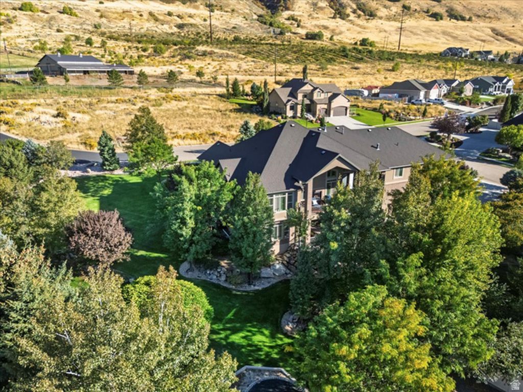 Image 14 of property listing at 1542 S VALLEY VIEW DR, Perry, UT 84302