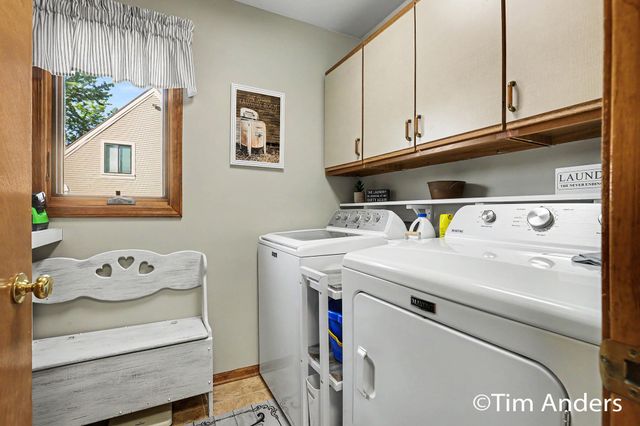 6090 Arroyo Vista Drive NE, Rockford, MI 49341