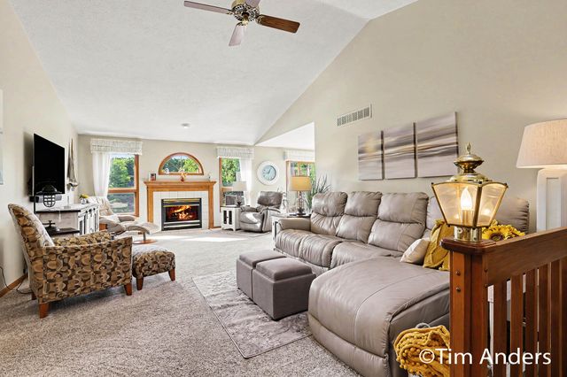 6090 Arroyo Vista Drive NE, Rockford, MI 49341