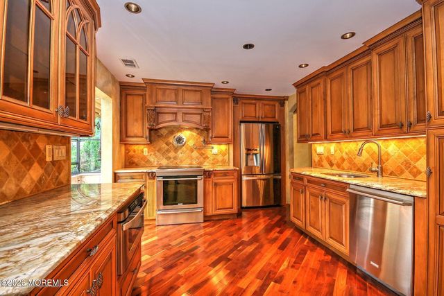 6 Hillcrest Road, Manalapan, NJ 07726