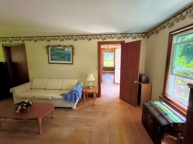 4 Pleasant St, Plainville, MA 02762