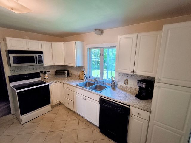 4 Pleasant St, Plainville, MA 02762