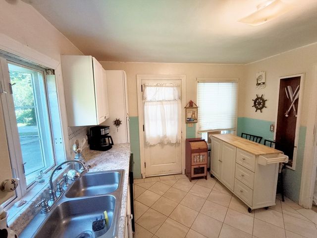 4 Pleasant St, Plainville, MA 02762