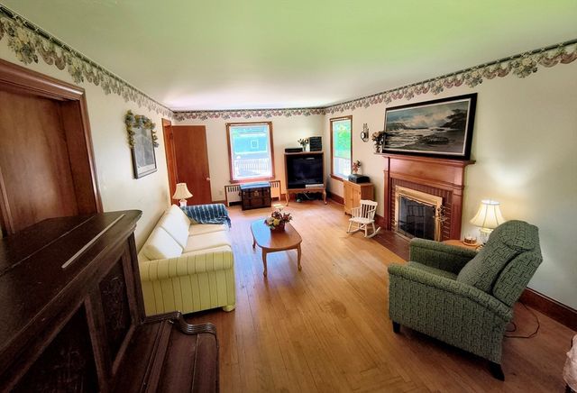 4 Pleasant St, Plainville, MA 02762